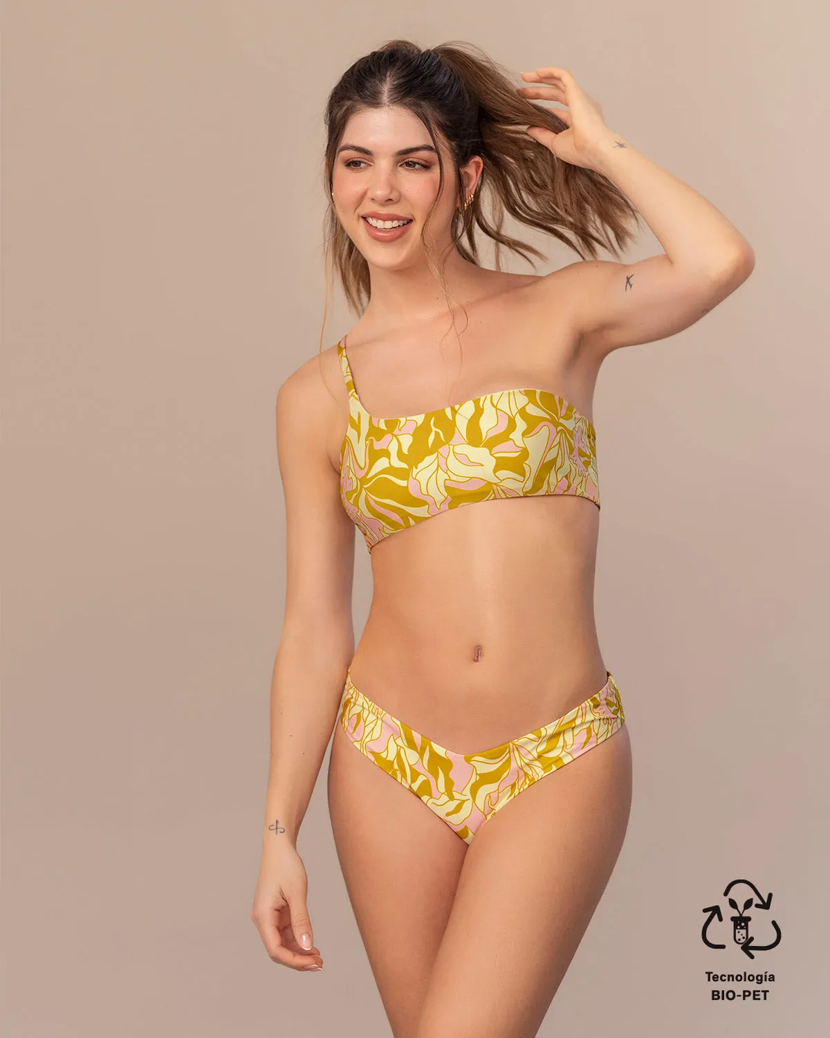 Bikini con top asimétrico ligero y panty con pretina en V