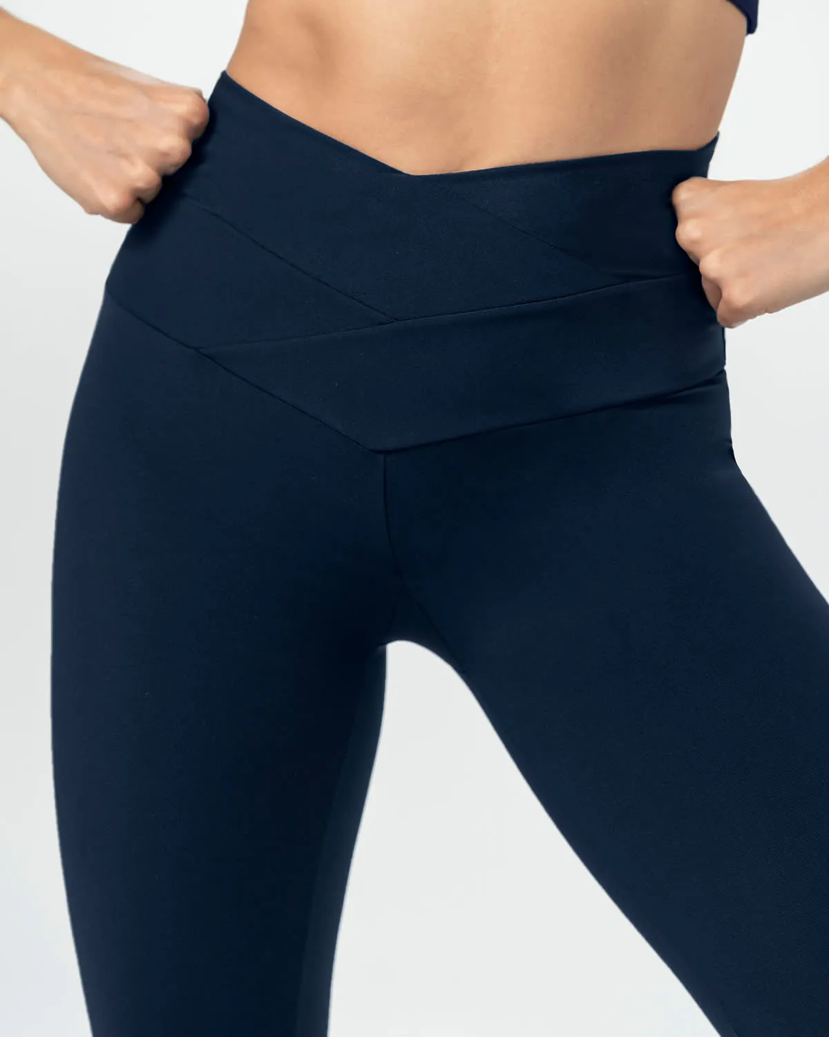 Legging deportivo de compresión con pretina cruzada en forma de V