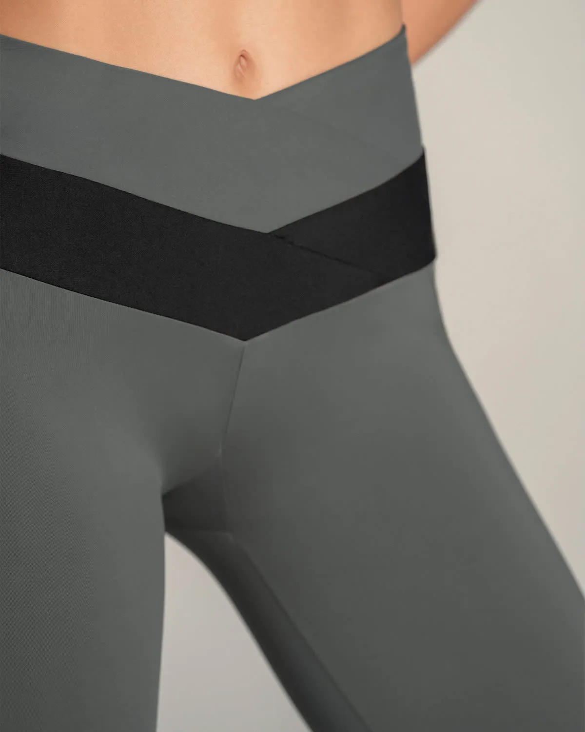 Legging deportivo de compresión con pretina cruzada en forma de V