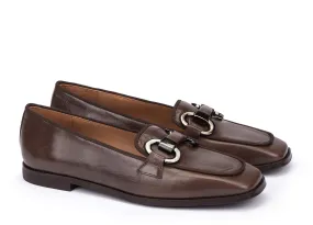 Mocasines Nestares para mujer con adorno de cadena