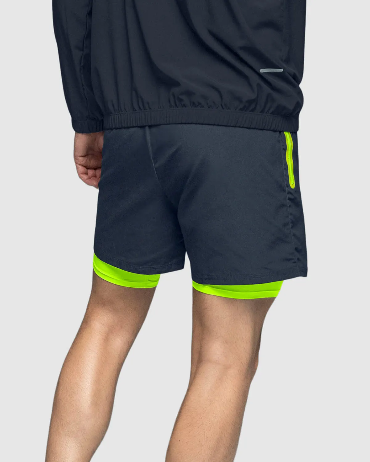 Pantaloneta deportiva con bolsillo lateral con bóxer interno