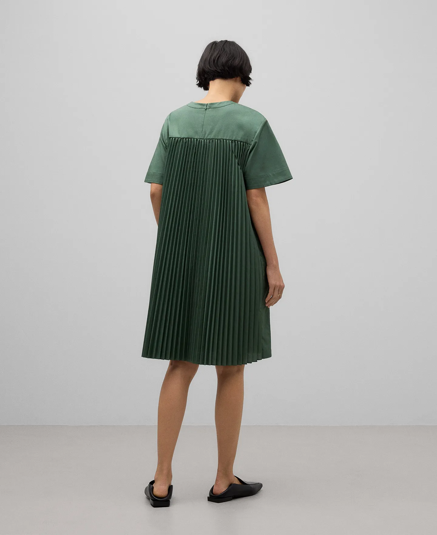 Pleated back dress woman