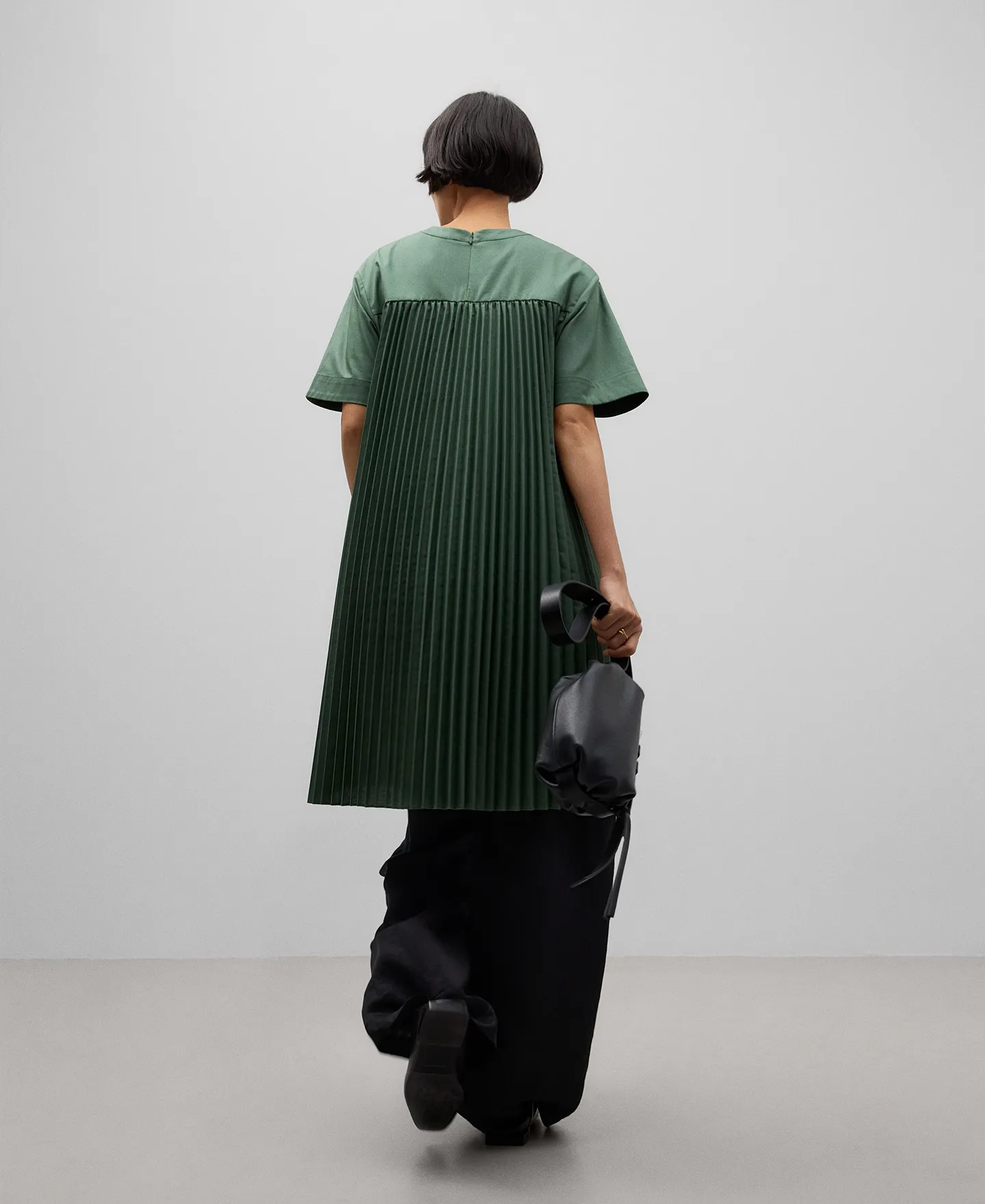 Pleated back dress woman