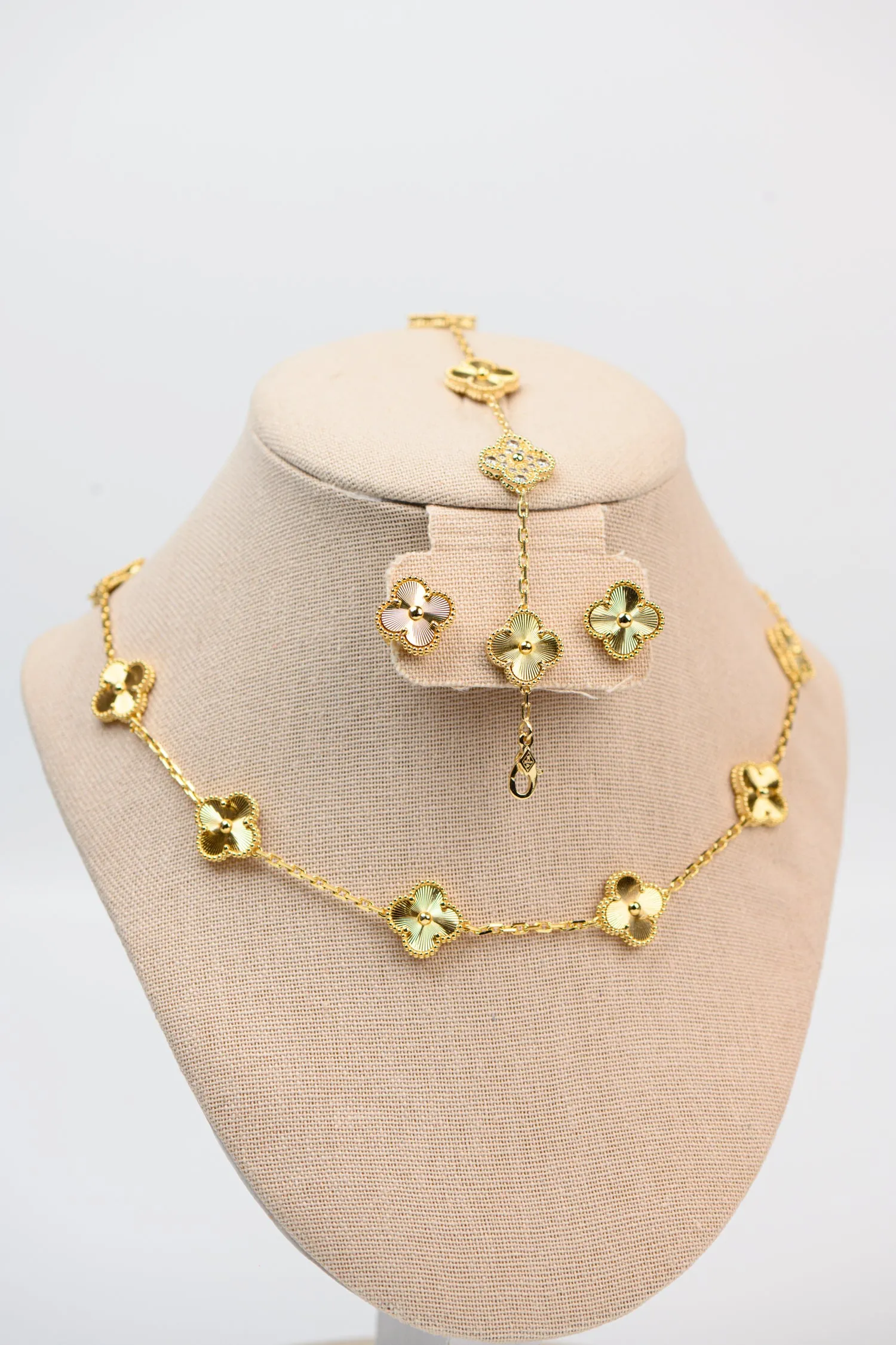 Set : Cadena múltiple flor imperial + aretes + brazalete